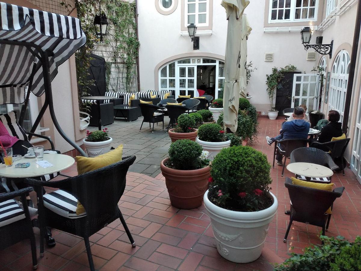 Hotel Livadic Самобор Экстерьер фото