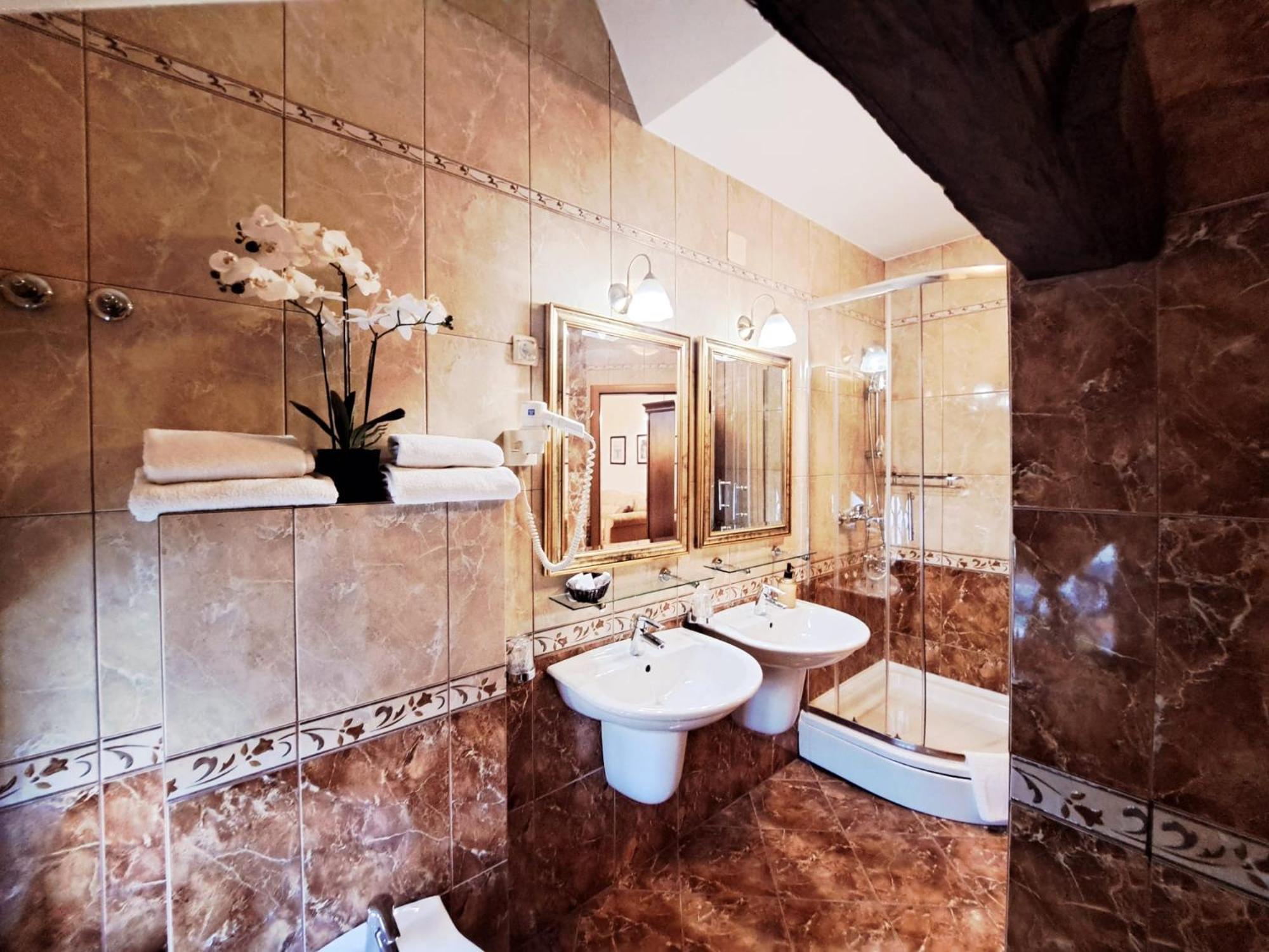 Hotel Livadic Самобор Экстерьер фото