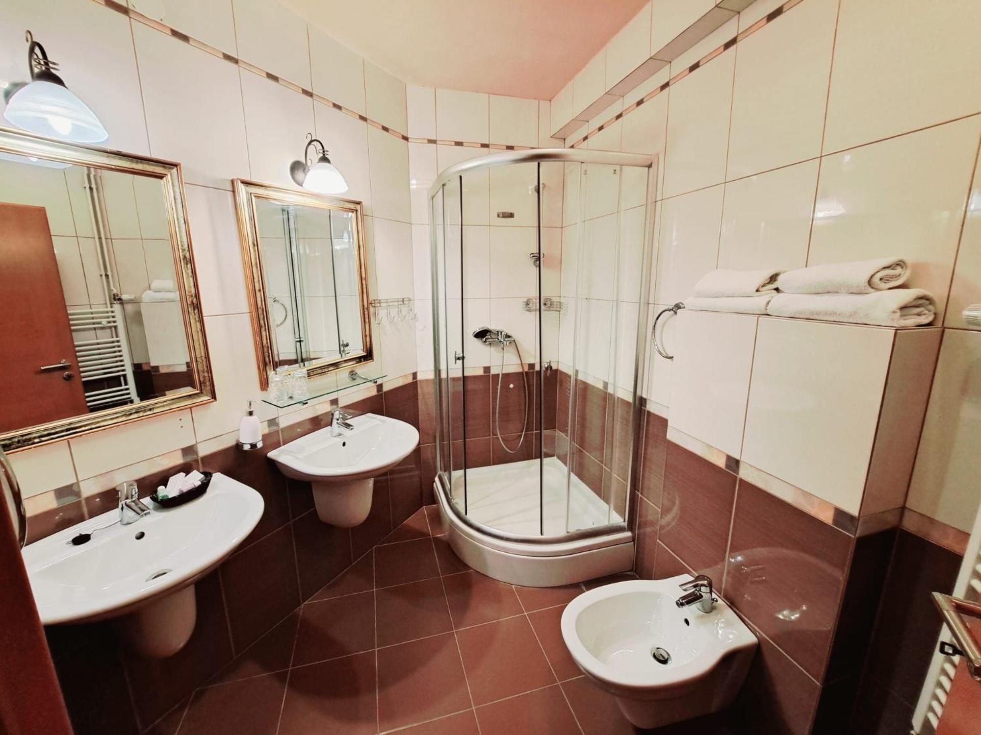 Hotel Livadic Самобор Экстерьер фото