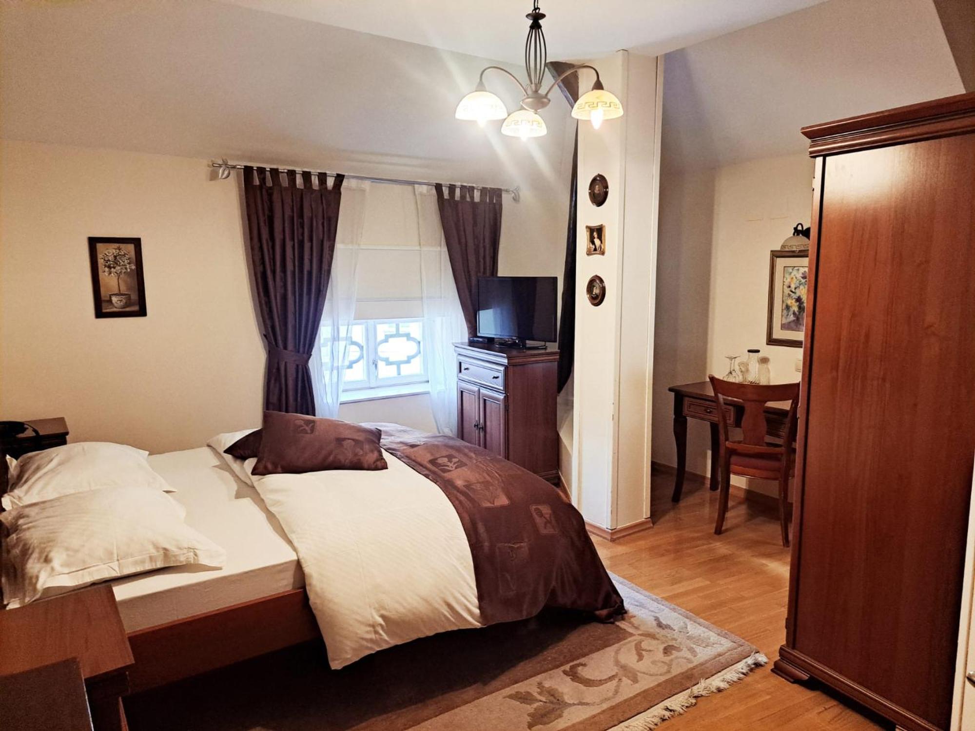 Hotel Livadic Самобор Экстерьер фото