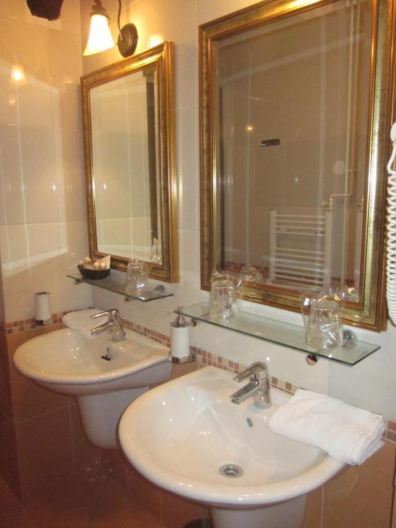 Hotel Livadic Самобор Экстерьер фото