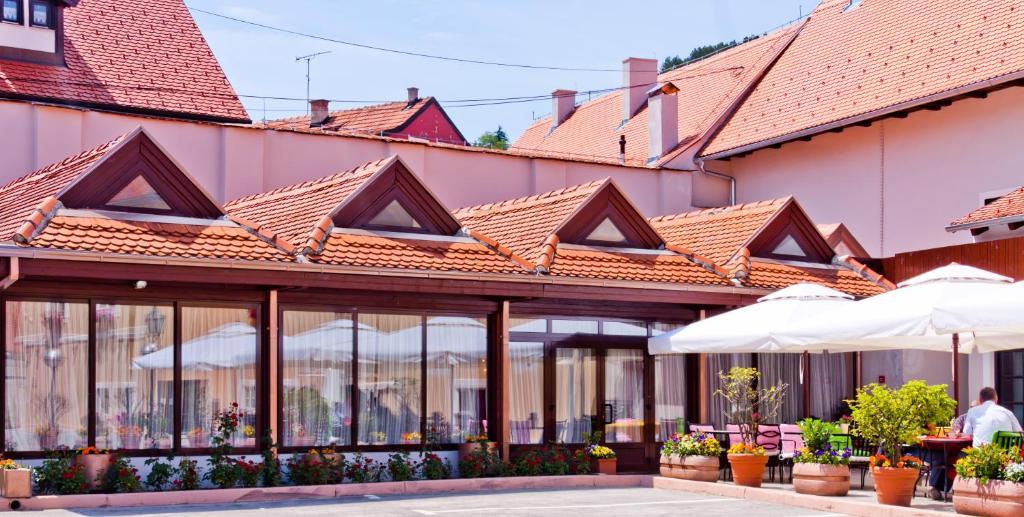 Hotel Livadic Самобор Экстерьер фото